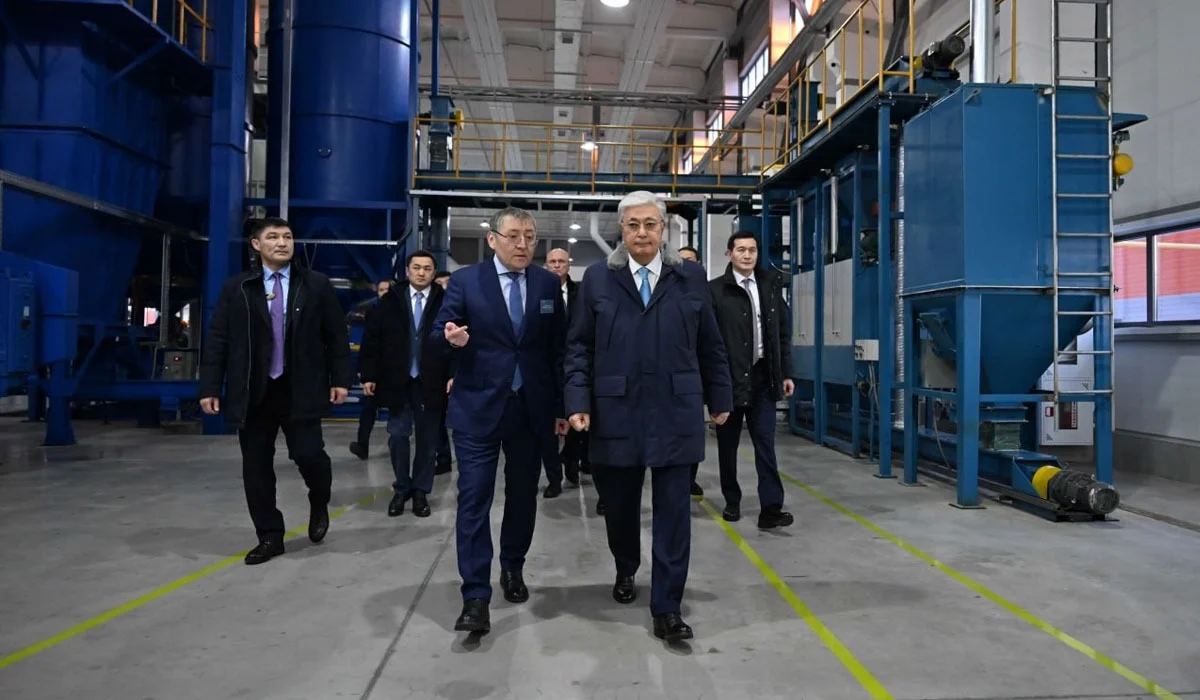 Тоқаев Талдықорғанда 8,5 млрд теңге бөлінген зауыттың жұмысын көріп шықты