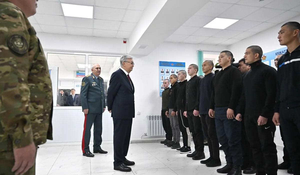 Үштөбедегі жас сарбаздар Тоқаевтың алдына тізіліп тұрды