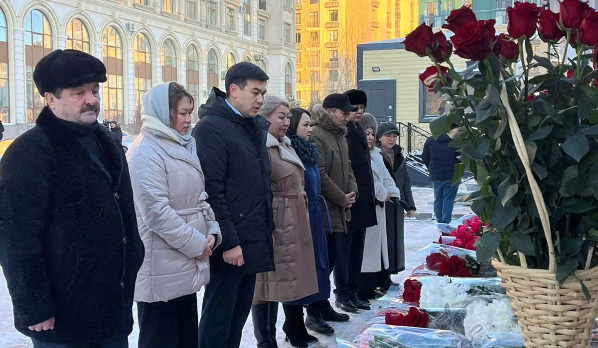 «AMANAT» партиясының мүшелері Әзербайжан елшілігінің жанына гүл шоқтарын қойды