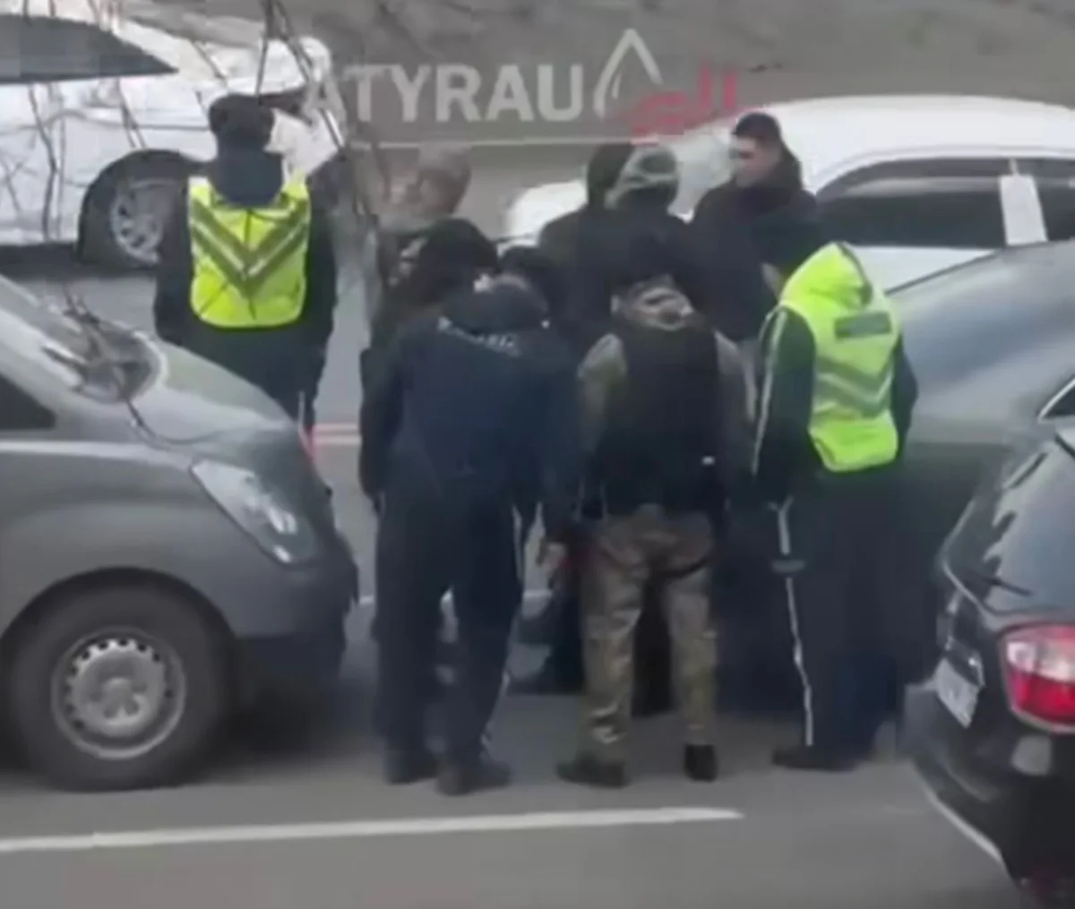 Атырау көшелерінен полицейлер кімдерді ұстап, әкетіп жатыр?
