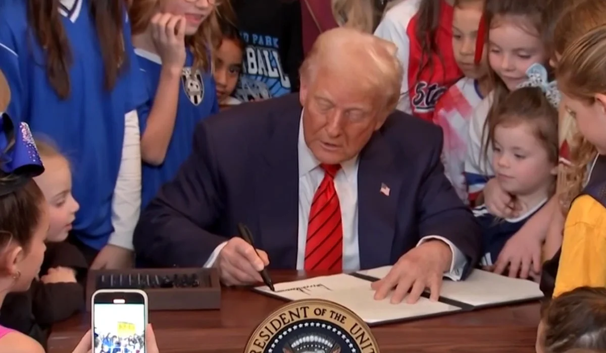 Трамп трансгендерлерге әйелдер спортына қатысуға тыйым салды