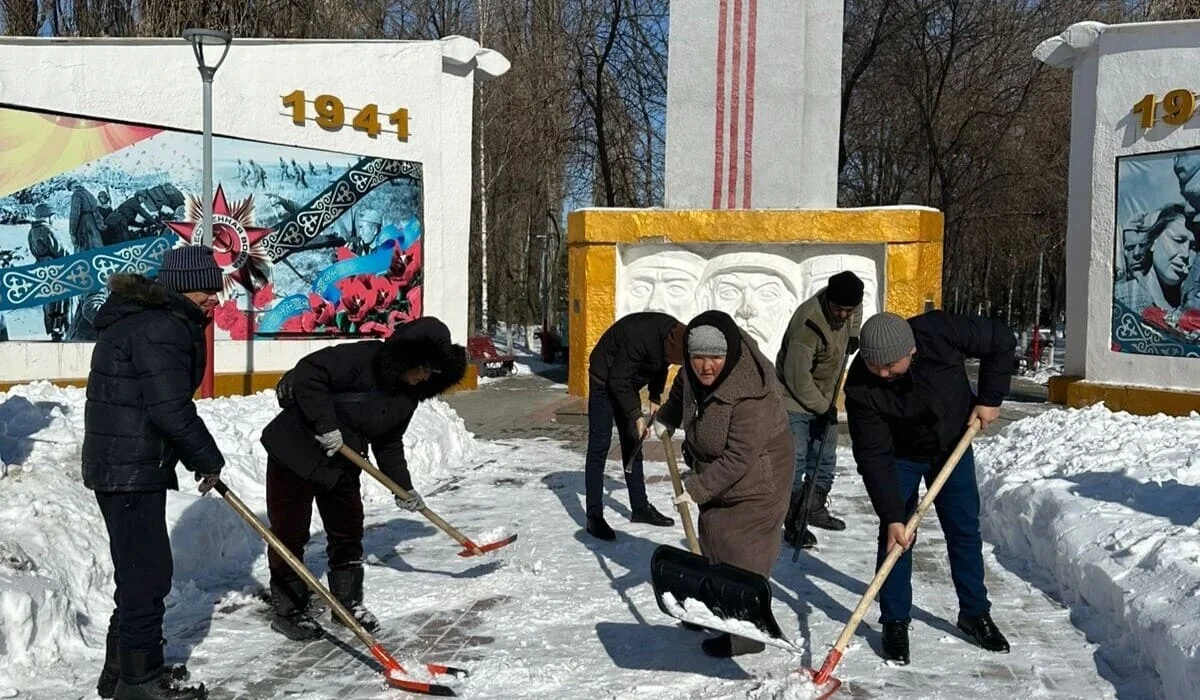 «Таза бейсенбі»: аманаттықтар қар тазалау жұмыстарына көмектесуде