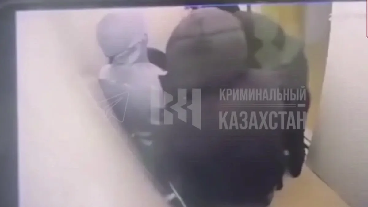Тағы да лифтіде: бір топ жігіт ер адамды соққыға жығып кетті (ВИДЕО)