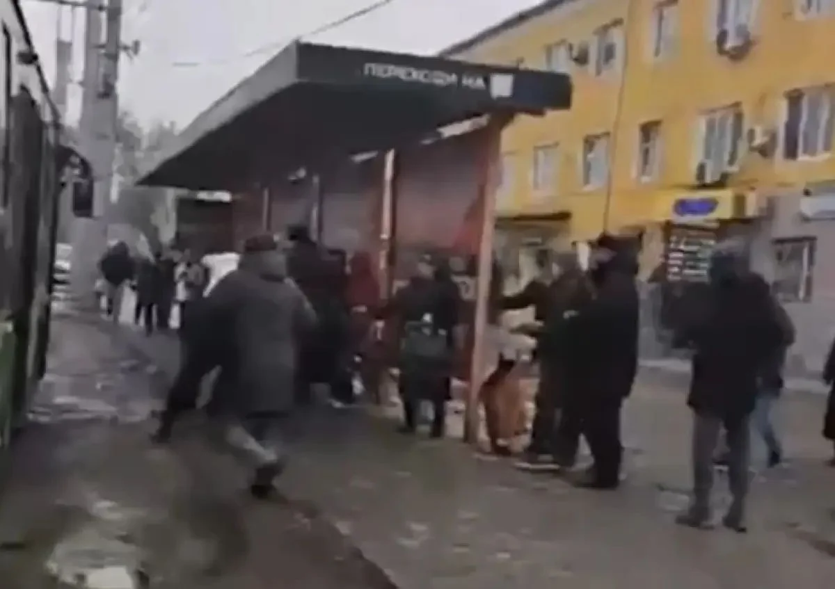 Автобус жүргізушісі көліктен шығып, өтіп бара жатқан адамдарды соққыға жыққан