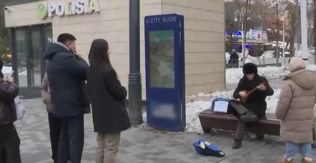 «Қазақстан қатты ұнайды»: жапон музыканты Алматы көшелерінде қазақ күйлерін орындап жүр (ВИДЕО)