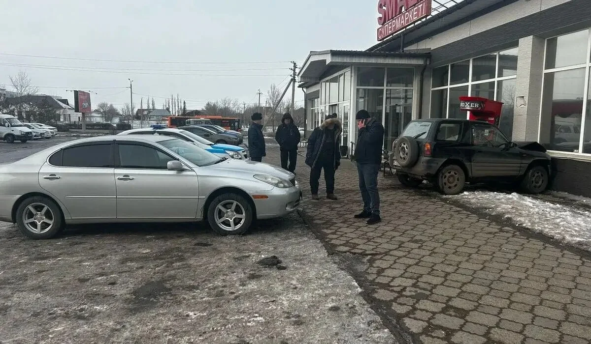 Екібастұзда жүргізуші тоқтап тұрған көлікті соғып, супермаркетке кіріп кетті