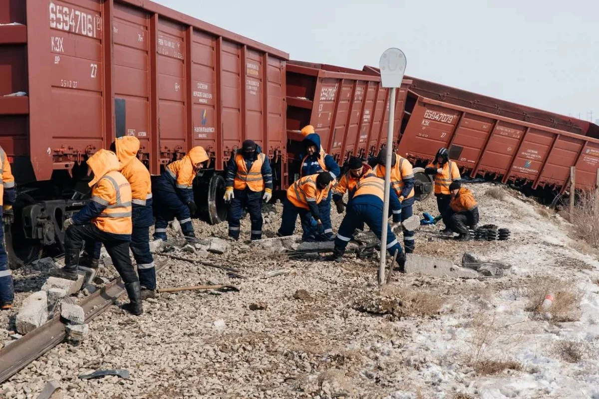 Атырау облысындағы пойыз апаты неден болды? ҚТЖ мәлімдеме жасады