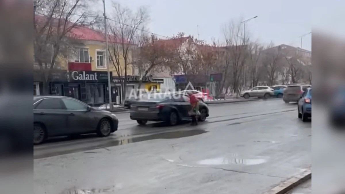 Атырау қаласында әжей пышақпен шабуыл жасаған: полиция түсініктеме берді (ВИДЕО)