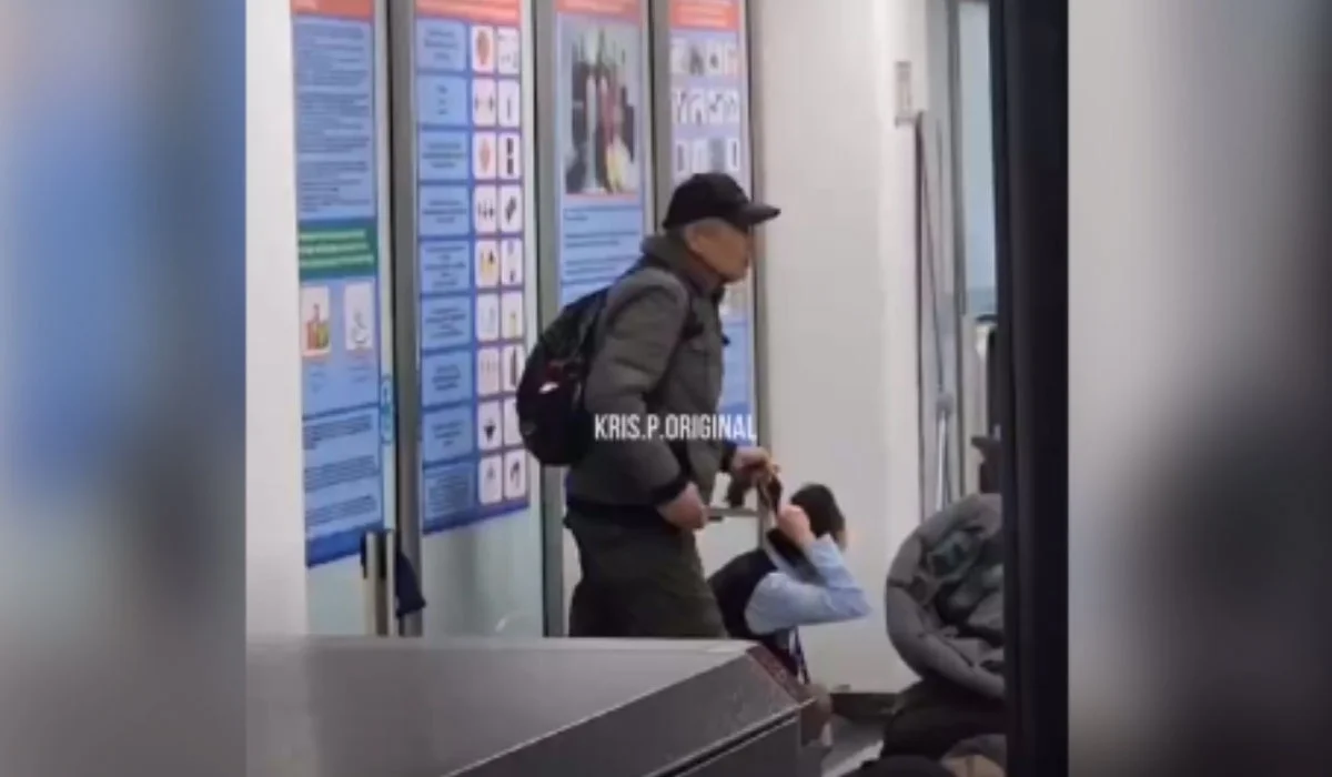 Айқайлап, жылап, көмек сұрады: пышақ ұстаған ер адам Алматы әуежайының қызметкерін кепілге алды (ВИДЕО)