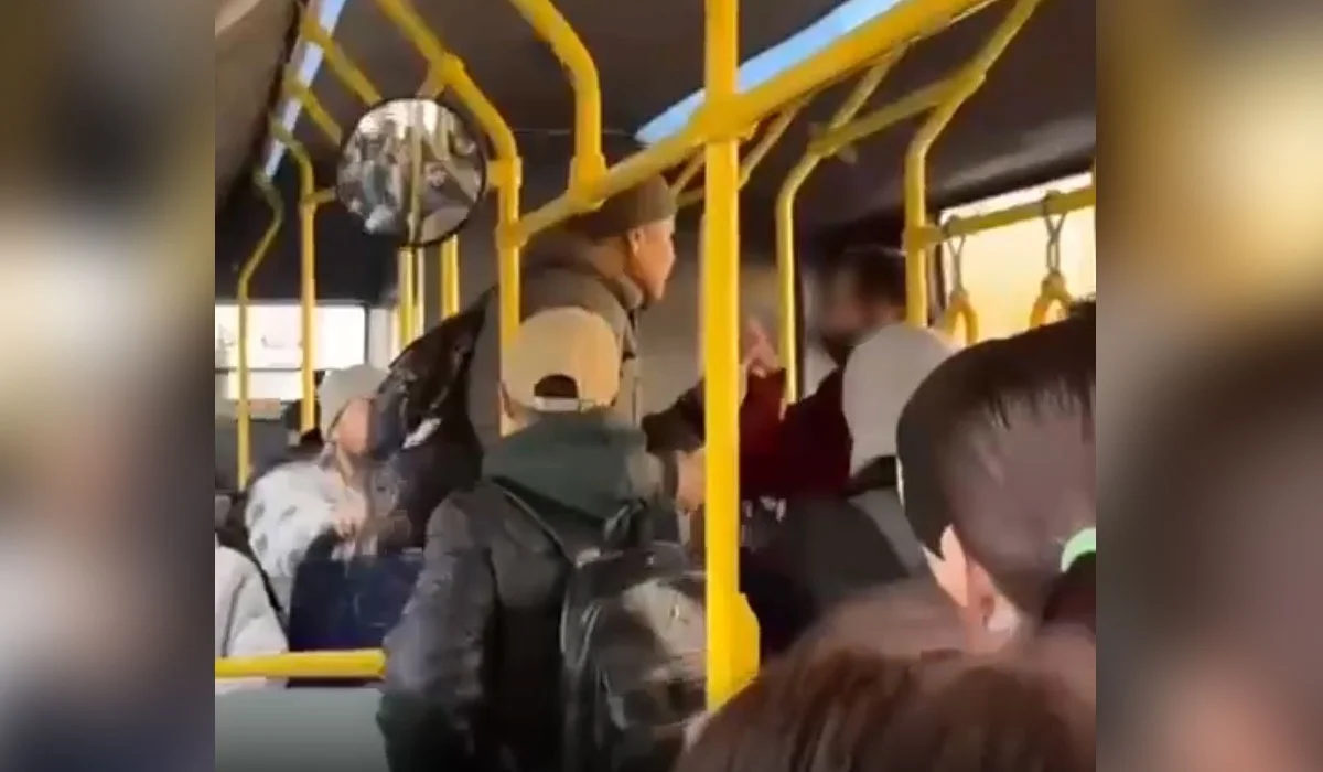 Алматы әуежайында пышақпен шабуыл жасаған ер адам былтыр автобуста әйел адамды соққыға жыққан – дереккөз