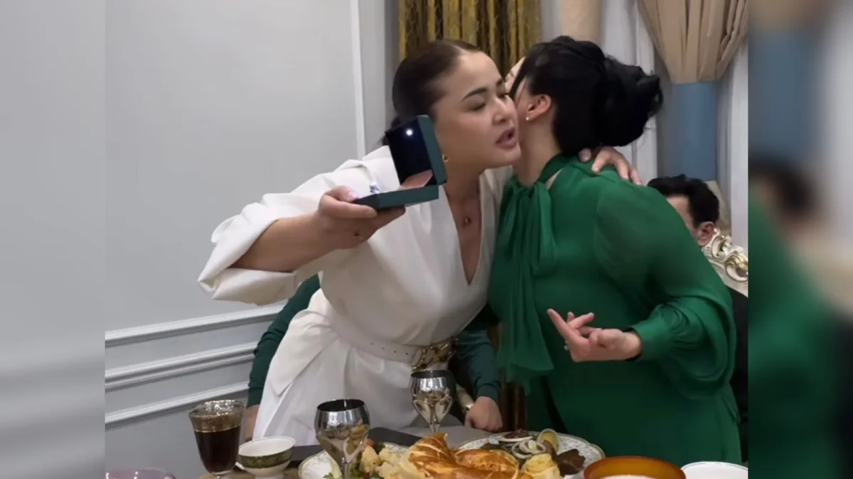 «Парасат» орденін алған Қарақат Әбілдинаға Тұрсынбектің әйелі гауһармен көмкерілген меруерт сыйлады