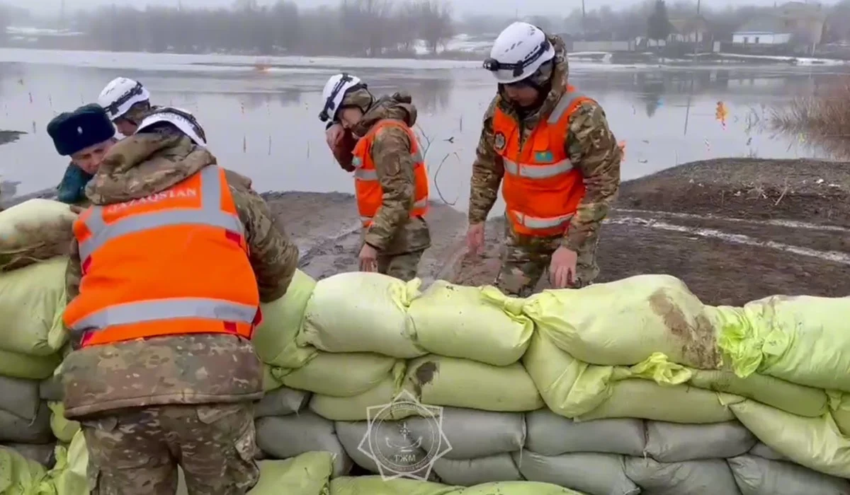 БҚО-да күн күрт жылынды: үш ауданның айналасына қап төселіп жатыр (ВИДЕО)