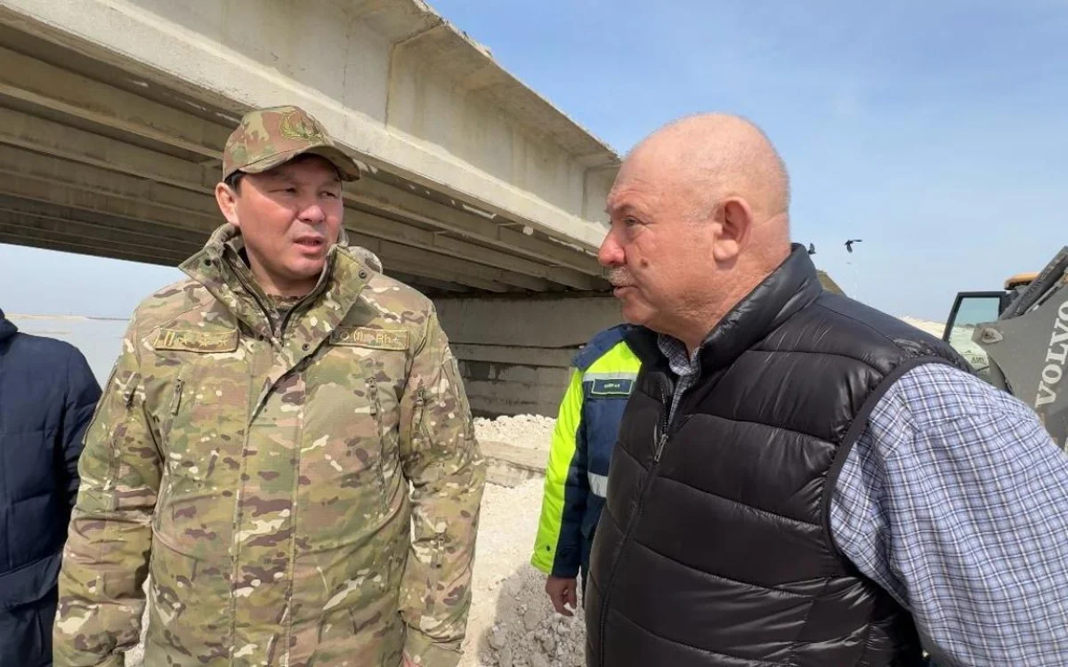 «Жұмыстарыңыз көңіл көншітпейді»: Ақтөбе облысы әкімі жолы су астында қалған Ойыл ауылына барды