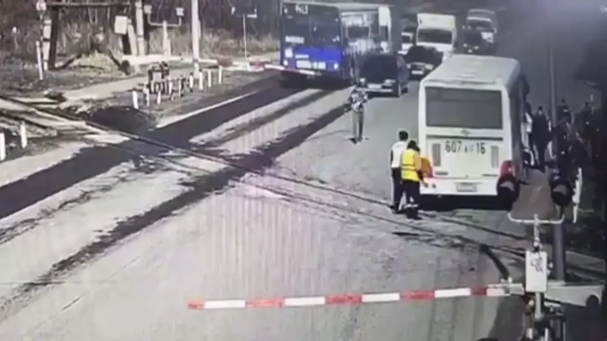 Өскеменде пойыз бен автобус соқтығысып қала жаздады (ВИДЕО)
