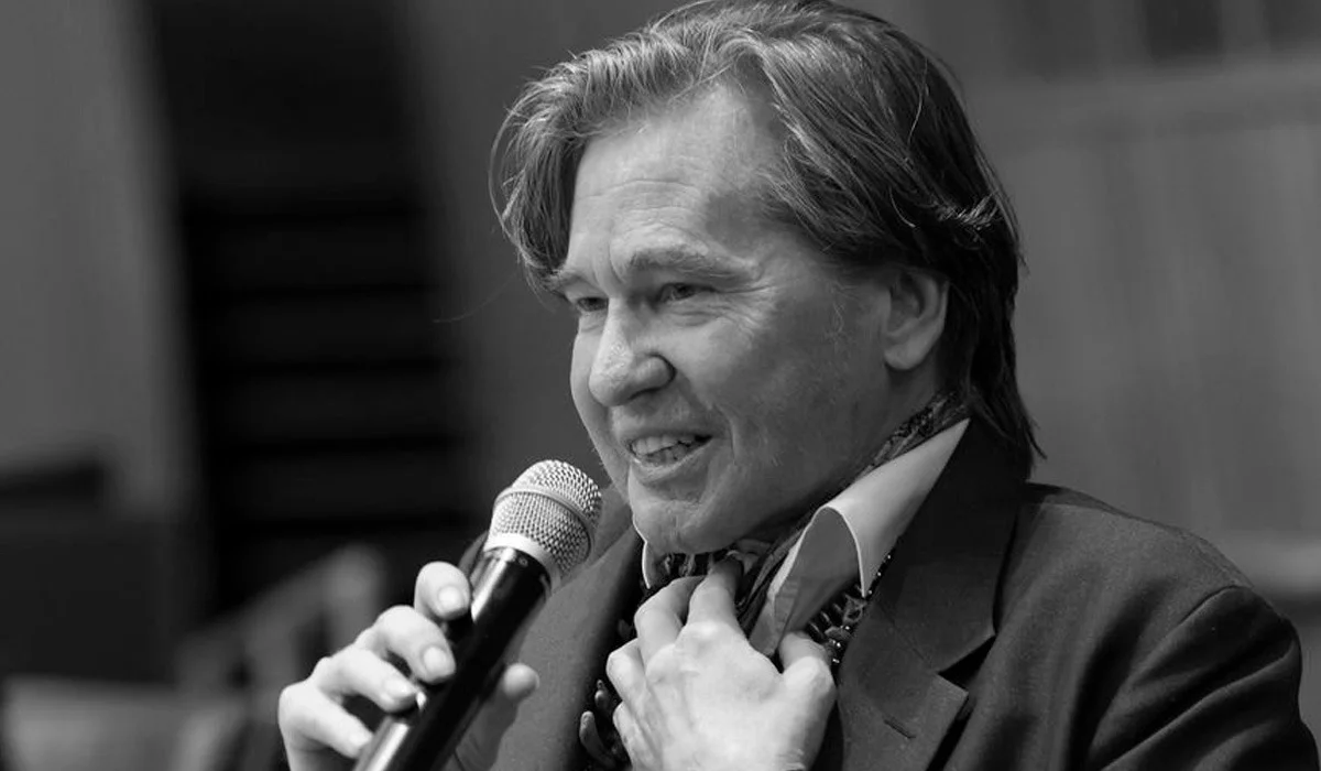 «Бэтменді» сомдаған танымал актер пневмониядан көз жұмды