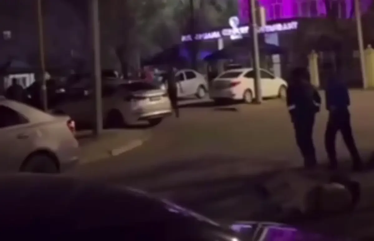 Атырауда бір топ адам қала тұрғынын аяусыз соққыға жықты (ВИДЕО)
