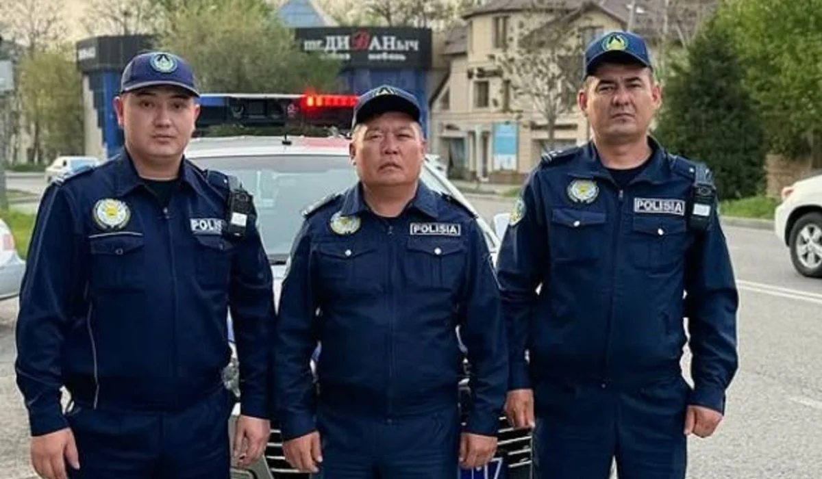 Шымкентте көшеде есінен танып қалған әйелге полицейлер жылдам жетіп, алғашқы көмек көрсетті (ВИДЕО)