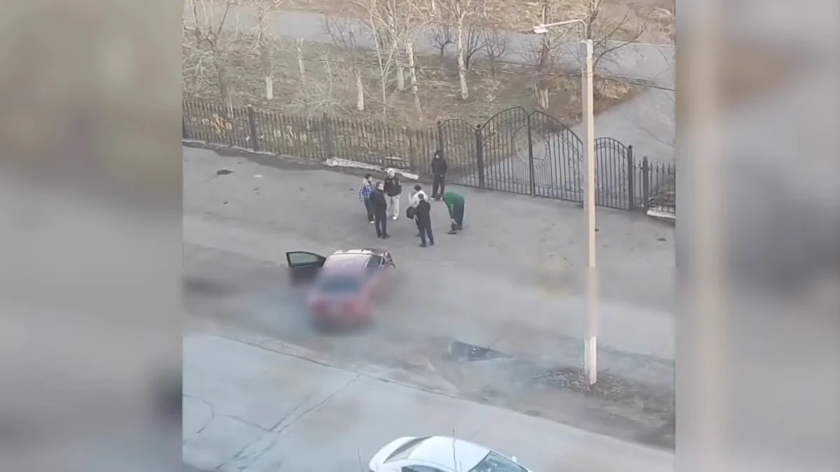 Екібастұзда құлап жатқан баланың басынан тепкілегендердің кім екені анықталды (ВИДЕО)