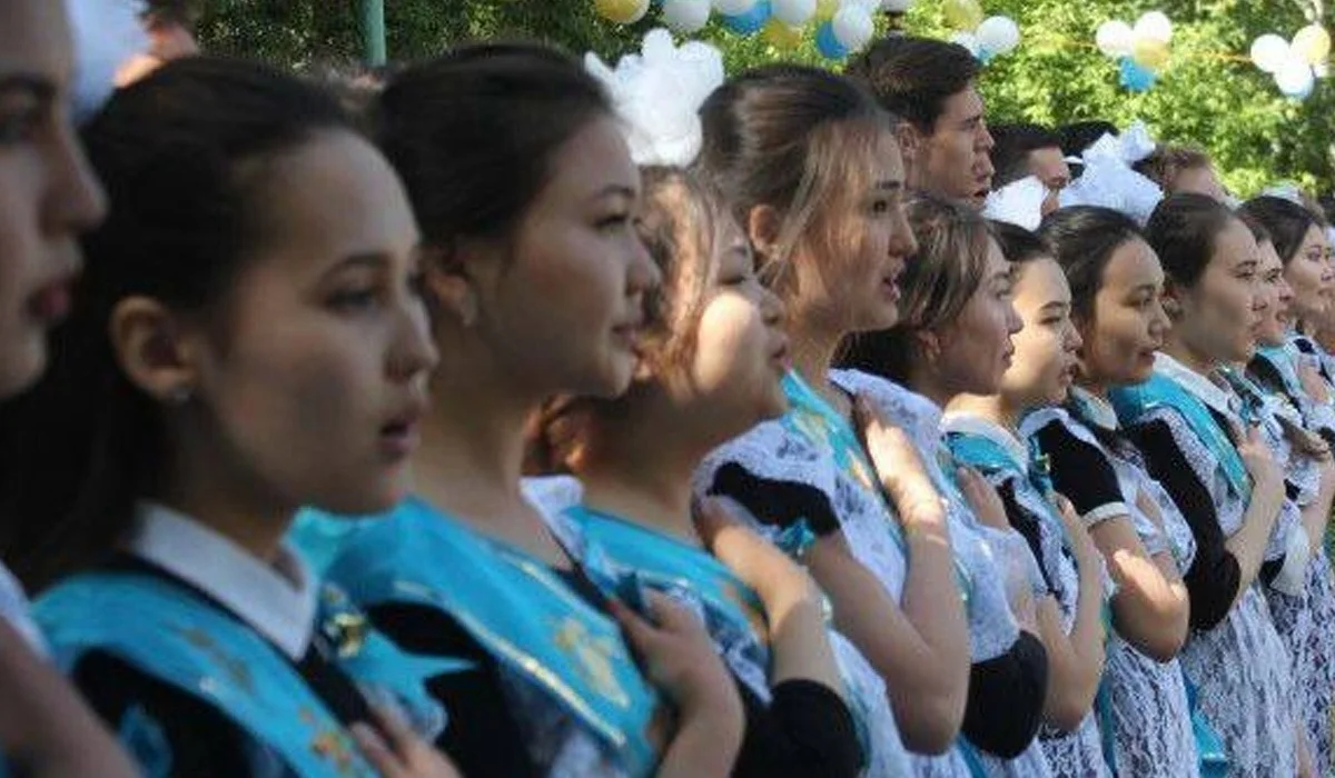 «Аста-төк салтанат пен қымбат кортеж»: Астана түлектері мектеппен қалай қоштасуы керек