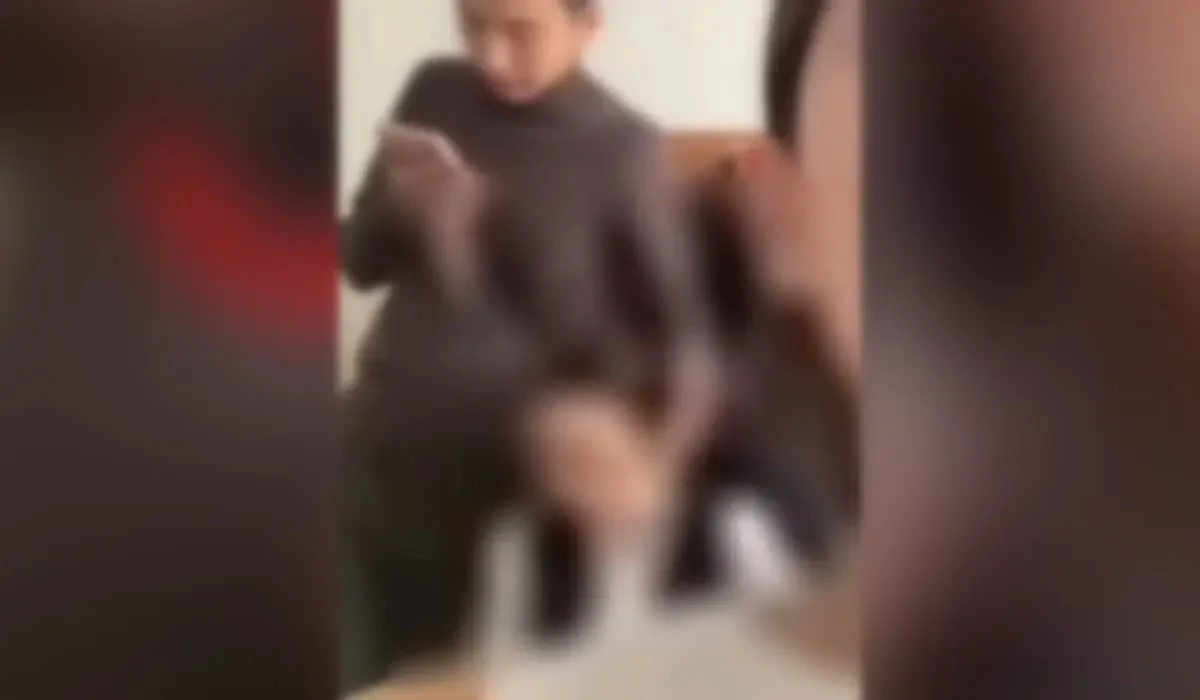Семейде мұғалім сабақ үстінде оқушы қыз баланың мойнынан сипалаған (ВИДЕО)