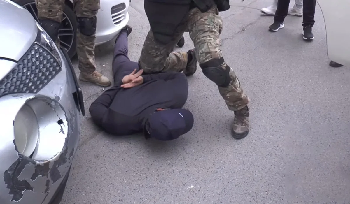 Алматыда полицияның атын жамылған жігіттер бір адамның ақшасы мен көлігін тартып алған (ВИДЕО)