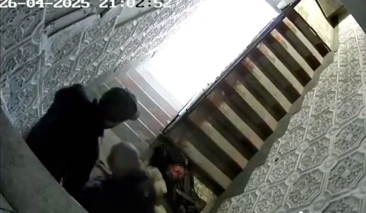 Павлодарда екі адам кісі өлтіріп, мәйітін баспалдақ арқылы сүйреп шығарған (ВИДЕО)