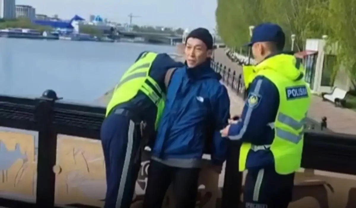 Астанада велосипед теуіп жүрген жігітті қолын қайырып алып кетті: полиция түсініктеме берді (ВИДЕО)