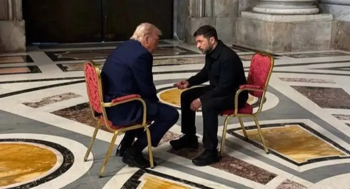 «Ресей әлдеқайда үлкен әрі қуатты»: Трамп Ватиканда Зеленскиймен не туралы сөйлескенін айтты