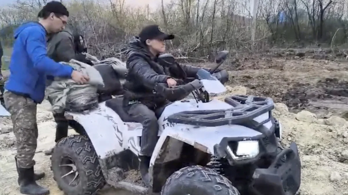 «Полиция әрдайым қастарыңызда»: су тасқынына күреске көмектескен баланың ата-анасы жауапқа тартылды (ВИДЕО)