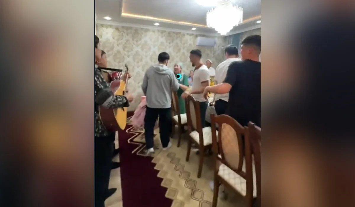 «Несиесін жапты, әкесін емдетті»: Кореяға жұмысқа кеткен қазақ жігіті жеті жылдан кейін анасымен қауышты (ВИДЕО)
