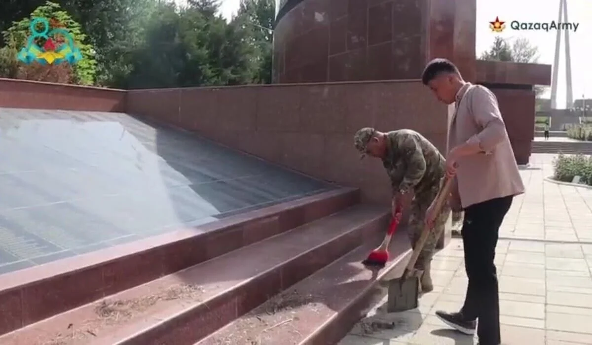 Шымкенттегі әскери қызметшілер «Даңқ» мемориалын тазалады (ВИДЕО)