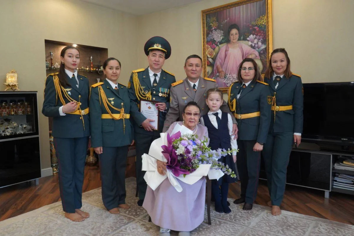 Әскери қызметшілер Бибігүл Төлегенованы Жеңіс күнімен құттықтады