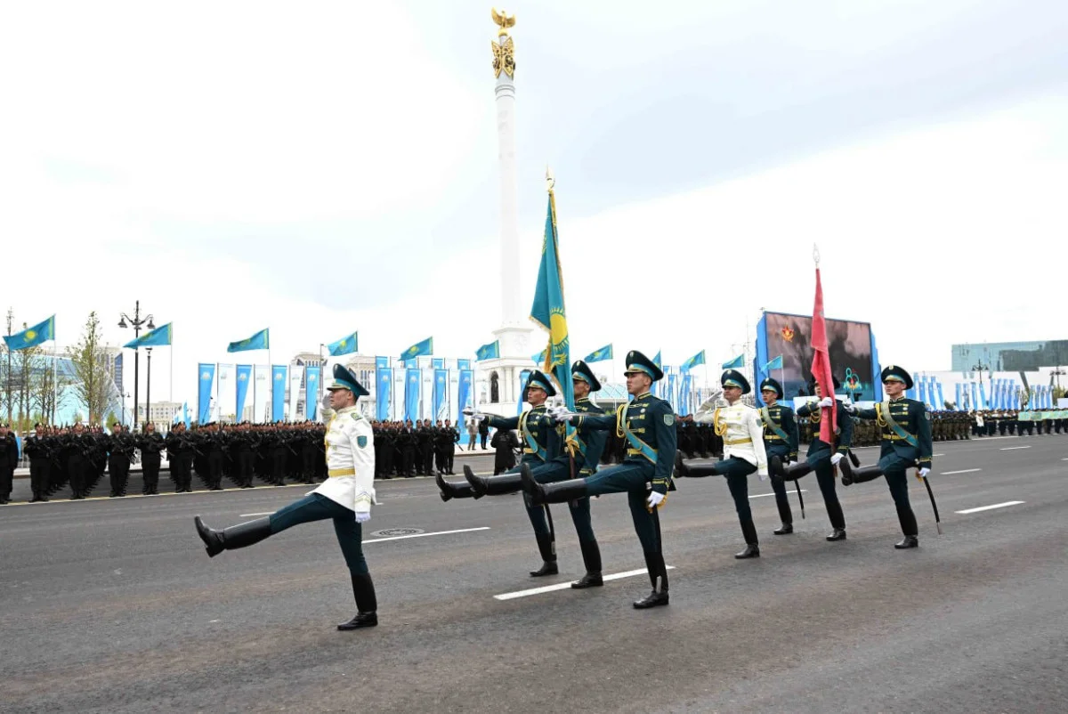 Әскери парадта Рақымжан Қошқарбаев тіккен тудың көшірмесі алаңға шығарылды