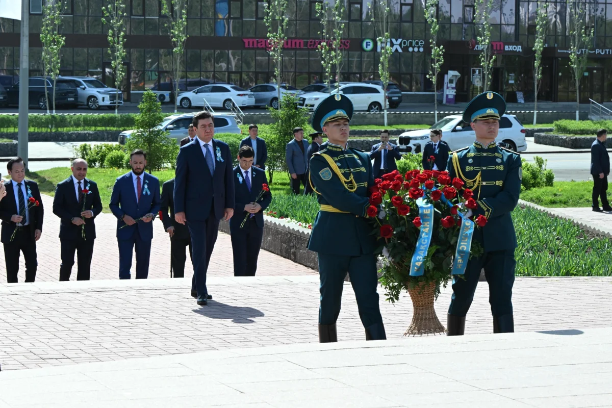 Ерлан Қошанов Бауыржан Момышұлының ескерткішіне гүл шоқтарын қойды