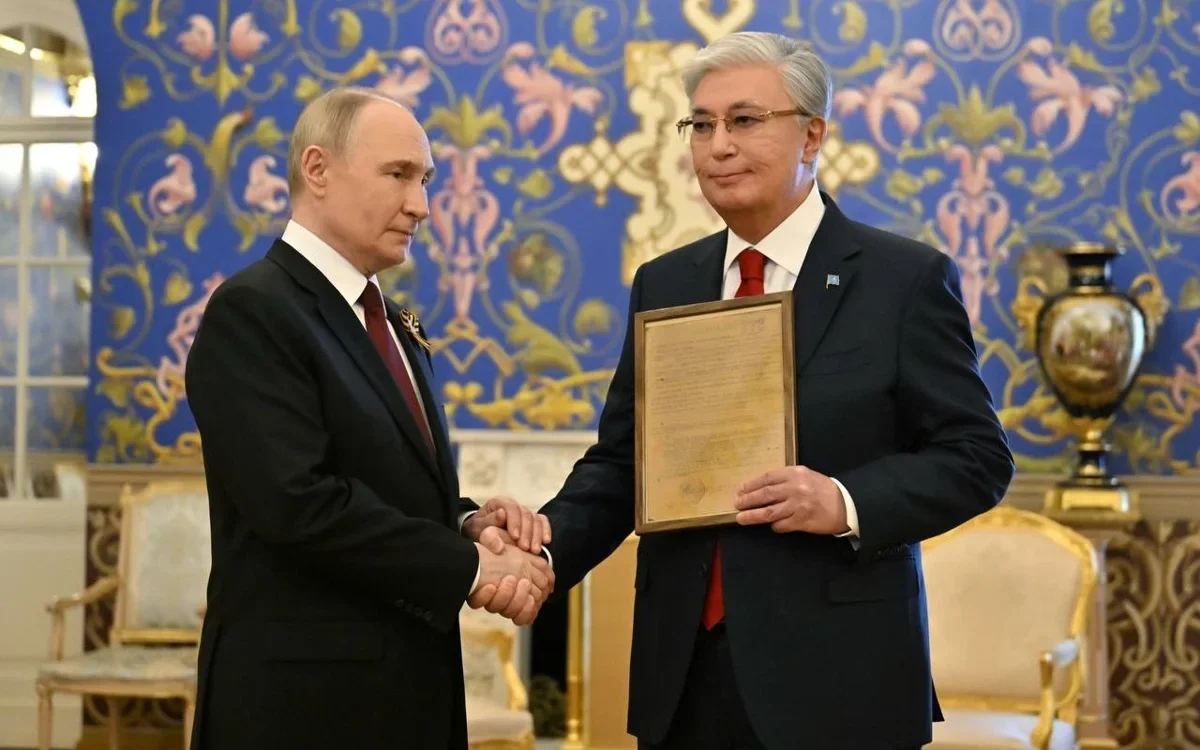 Путин Қасым-Жомарт Тоқаевқа әкесінің марапат парағын табыстады