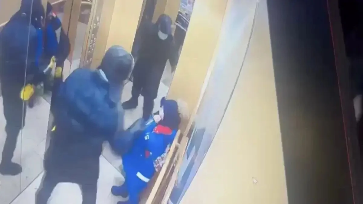 Астанада лифтіде бес жасар баланың бетін пышақпен тілгілеп тастаған жасөспірімнің ісі сотта қаралды