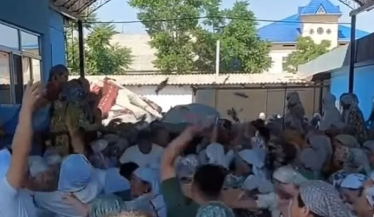 «103 жасқа толып өмірден өткен:» қарт кісінің жаназасында жұрт ақша шашты (ВИДЕО)