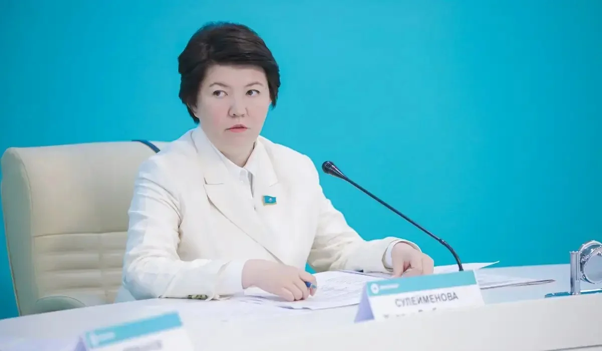 Депутат Сүлейменова суға хлор қосып, еден жуатын әйелдер үшін үкіметтен өтемақы талап етті (ВИДЕО)