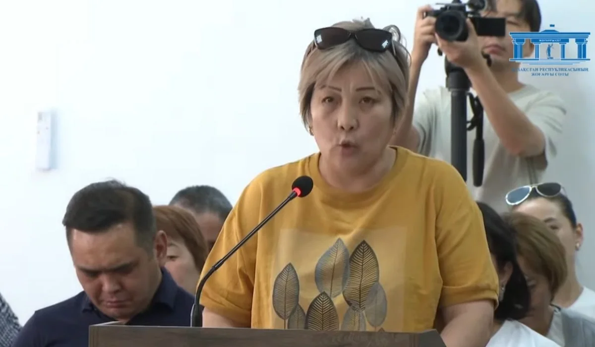«Төрт адам жүріп, жалғыз Шерзатты қорғай алмады»: сотта Тоқтаубаевтардың анасы сөз сөйледі
