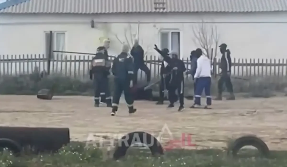 Атырау облысында бір топ адам жерде жатқан еркекті таяқпен аяусыз ұрды (ВИДЕО)