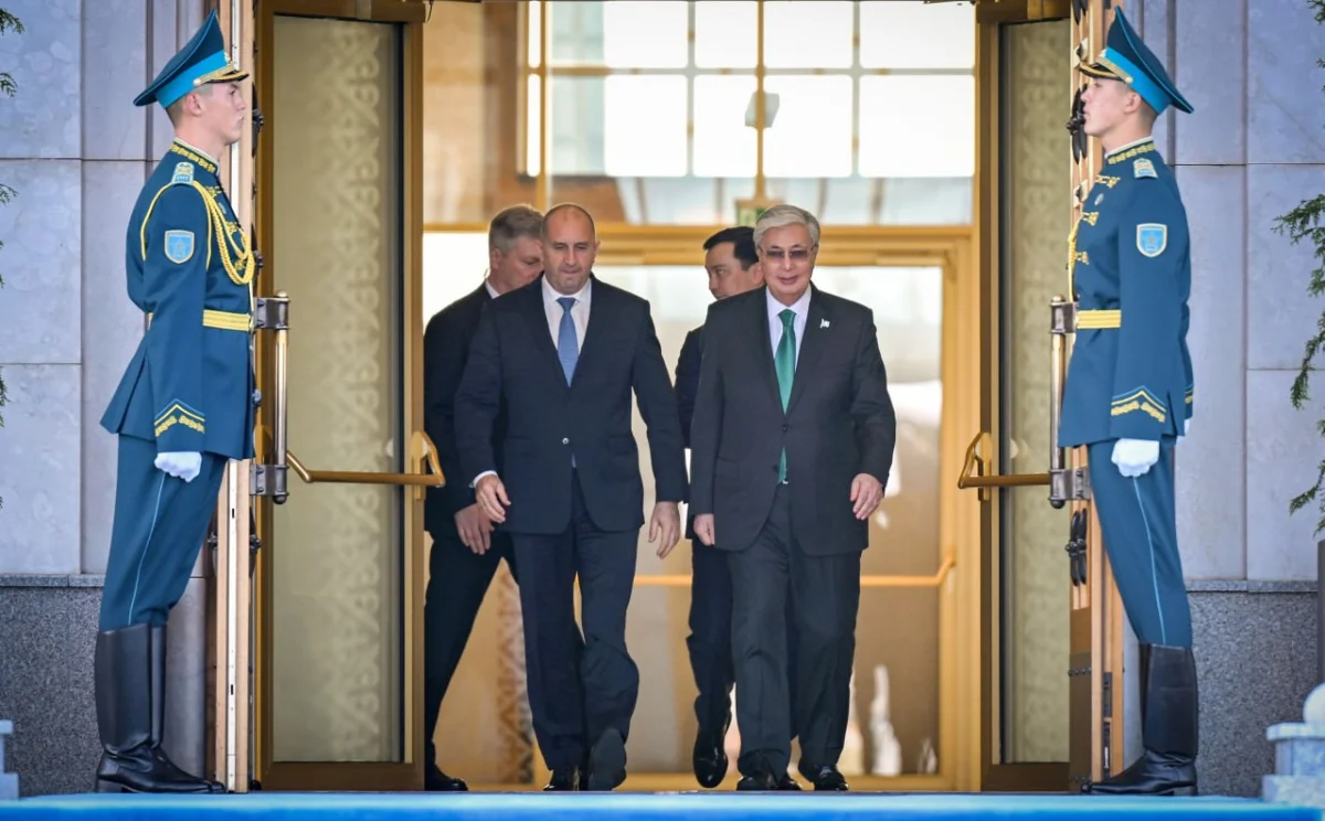 Тоқаев Астанаға ресми сапармен келген Болгария президентін әуежайдан шығарып салды