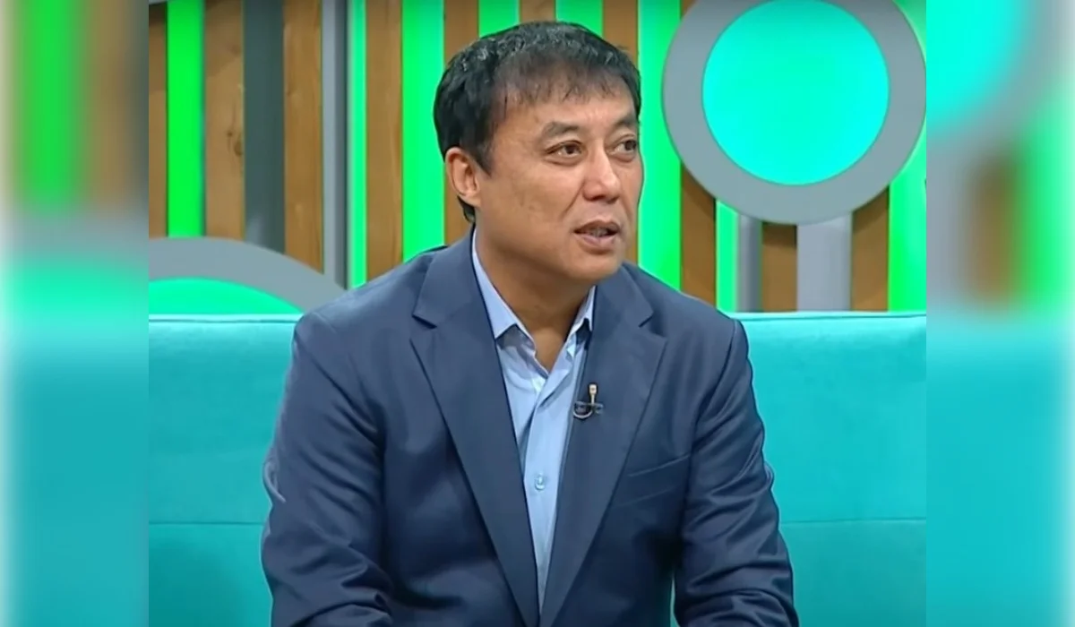 «Мұғалімнен таяқ жедім»: әнші Саят Медеуов қалаға кетуіне не түрткі болғанын айтты