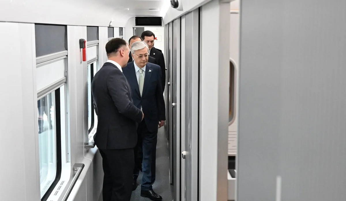 Тоқаев жолаушылар вагонын шығаратын зауыттың жұмысымен танысты