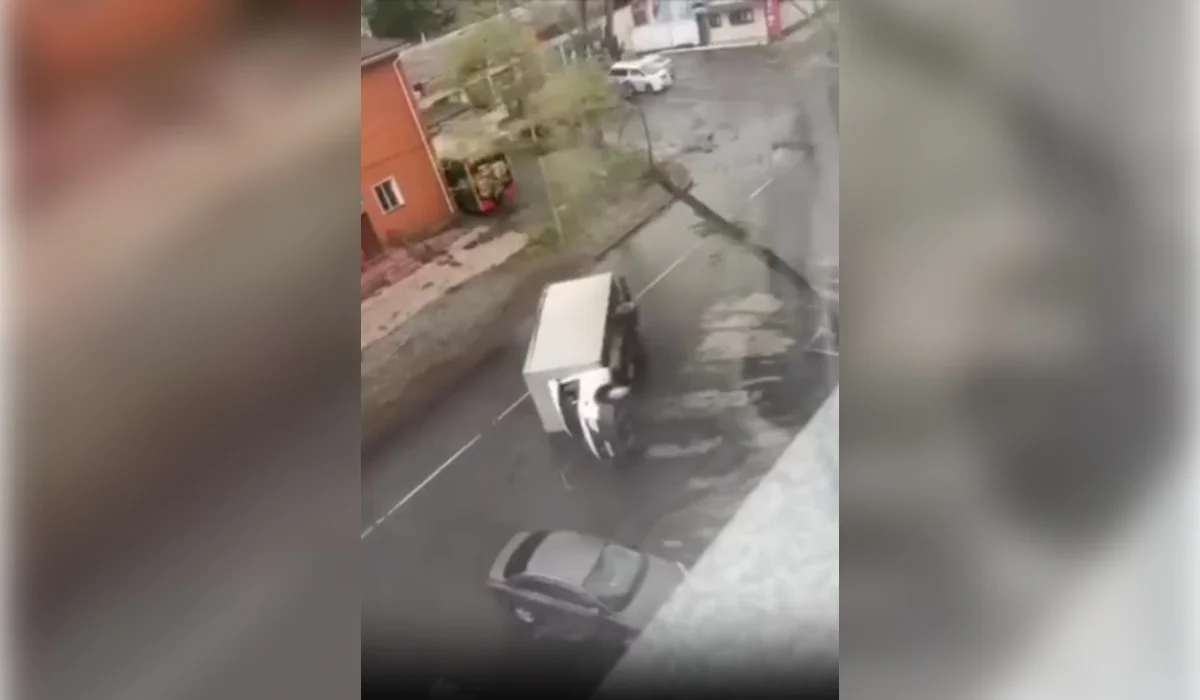 Ақсудағы дүлей дауылдың қорқынышты суреттері мен видеолары тарап жатыр