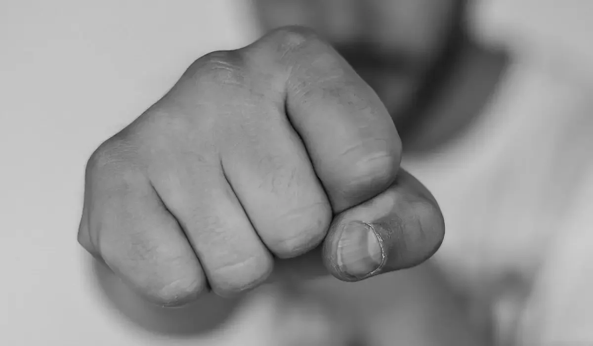 Атырауда танысына қарызын сұрап барған ер адам жансақтау бөлімінен бір-ақ шықты