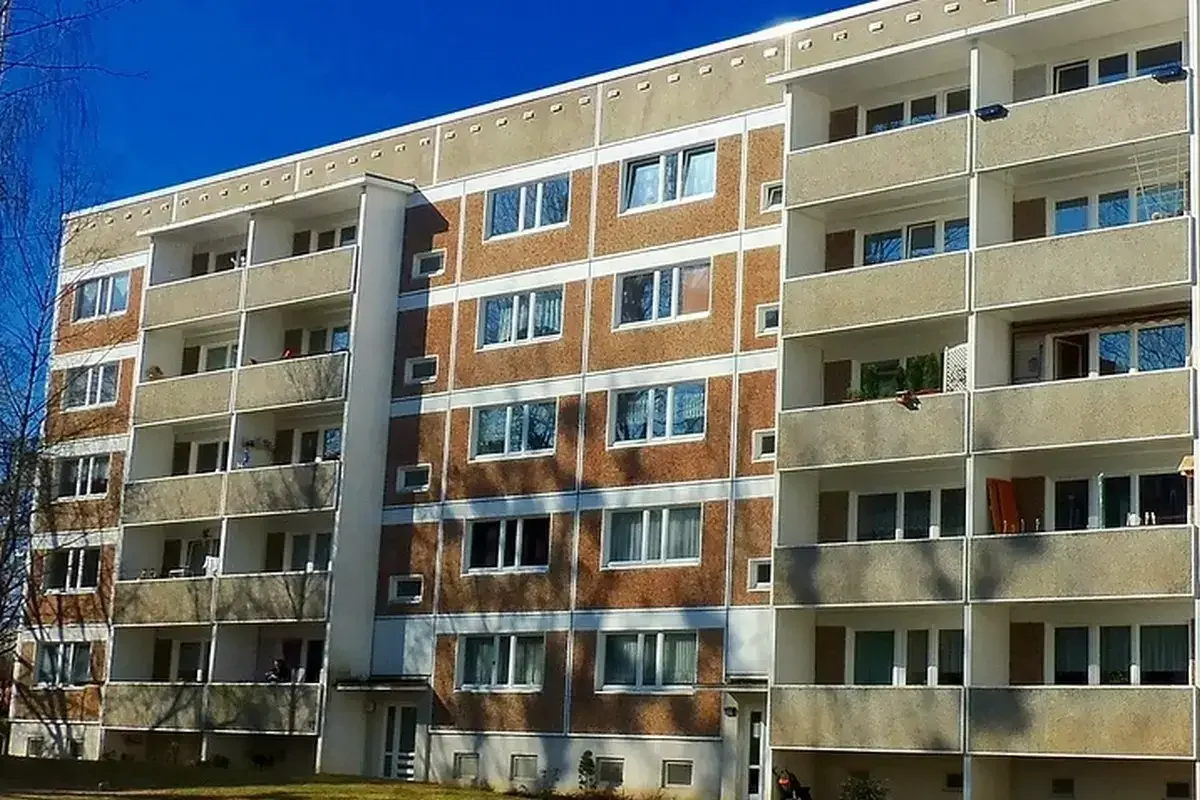 Жезқазғанда бесінші қабаттың терезесінде отырған бала тұрғындарды шошытты (ВИДЕО)