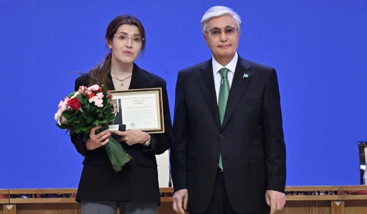 Өрт сөндіруші Асқар Забикулиннің жесірі Тоқаевтың қолынан марапат алды