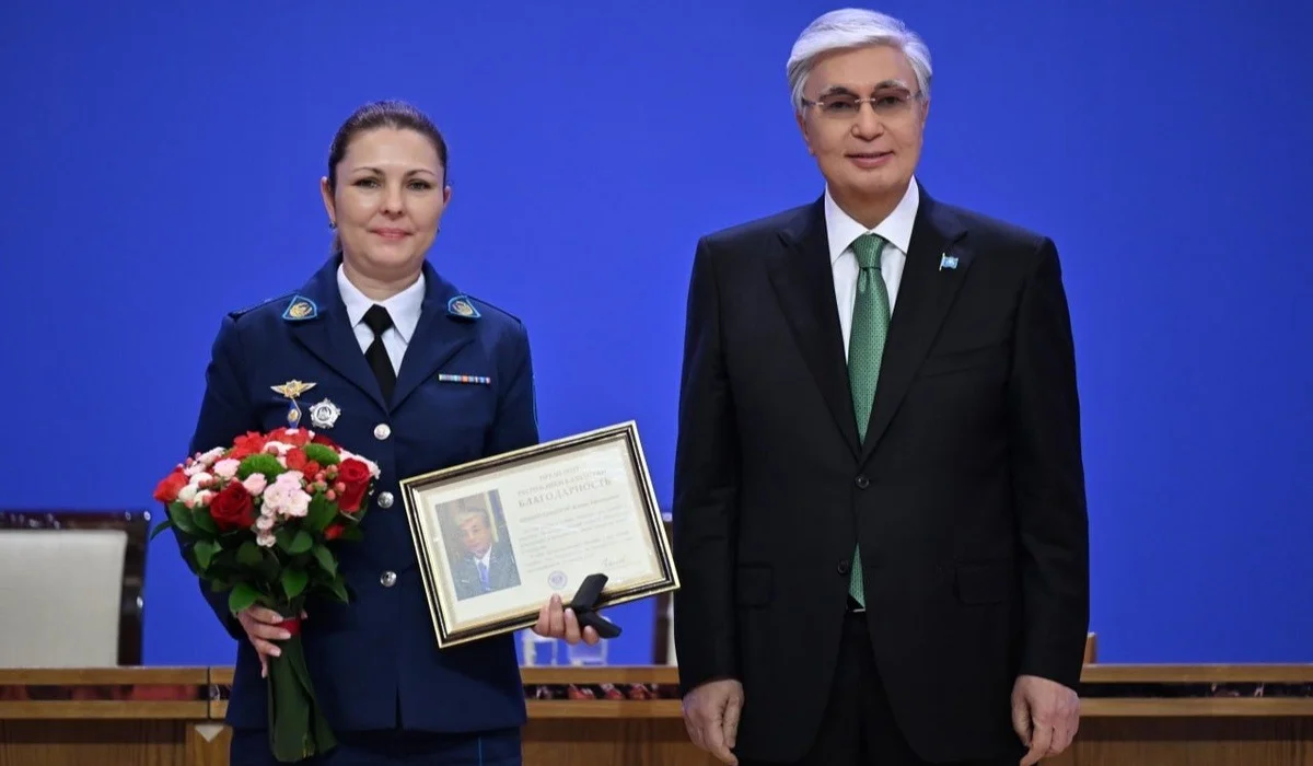 Тоқаев 500 қылмыстың бетін ашқан тергеуші әйелге алғыс жариялады