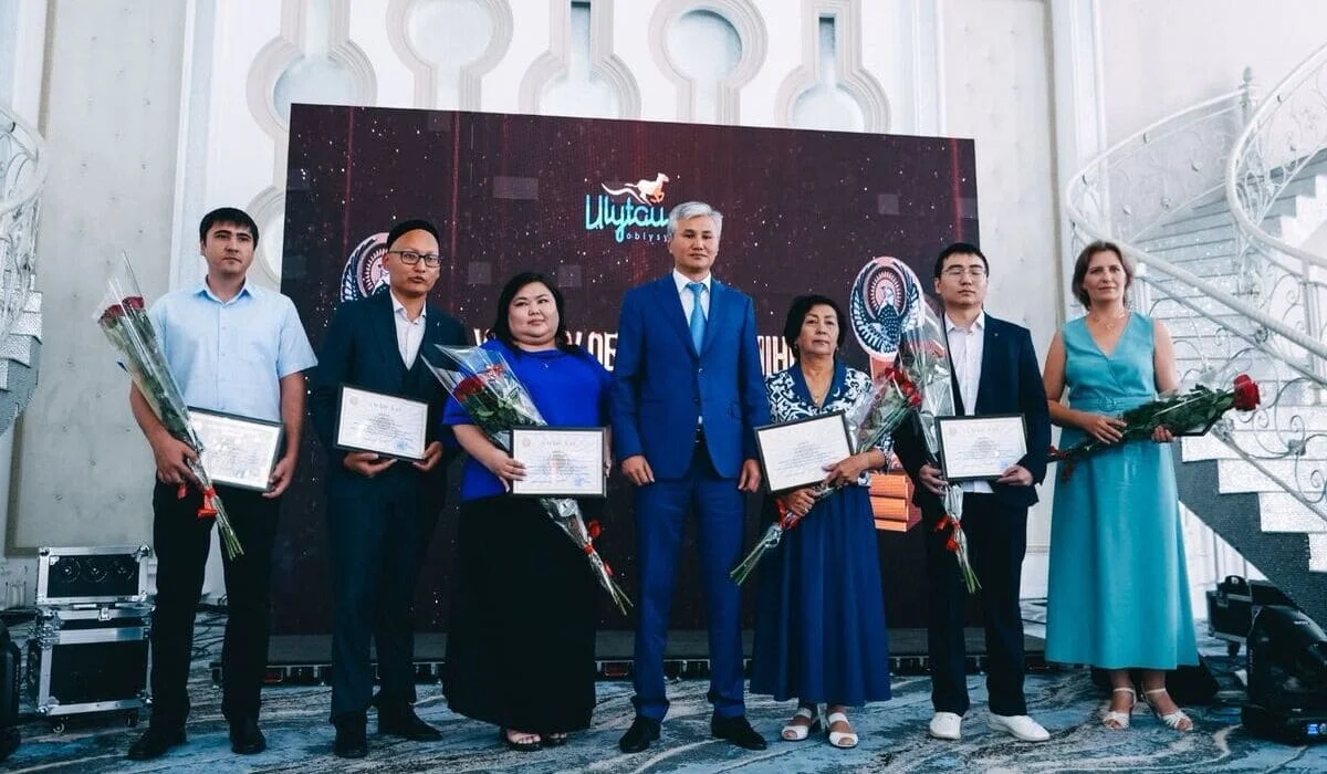 Ұлытау облысының әкімі БАҚ қызметкерлеріне арналған сыйлықты табыстады
