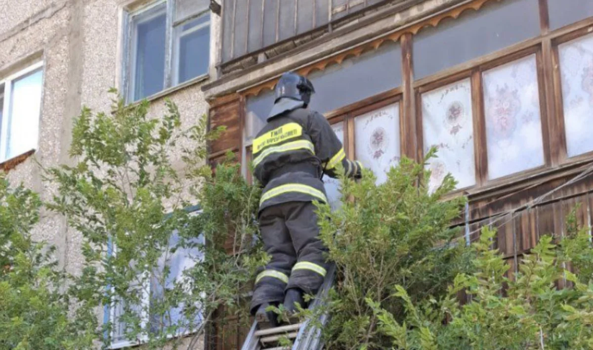Сәтбаевта құтқарушылар пәтерге терезе арқылы кіріп, ес-түссіз жатқан әйелді құтқарды